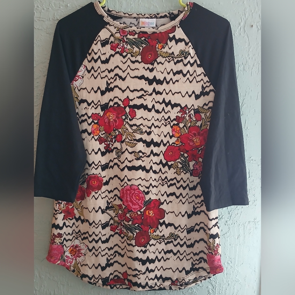 LuLaRoe Women's Graphic Black and Red 3/4 Sleeve Blouse